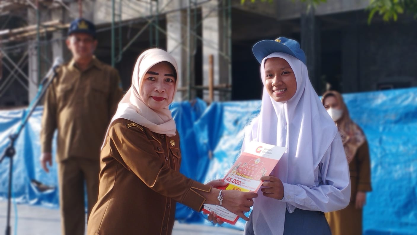 PEMBERIAN MENDALI EMAS KEPADA PESERTA DIDIK DALAM KEJUARAAN PEKAN OLAHRAGA KOTA MEDAN