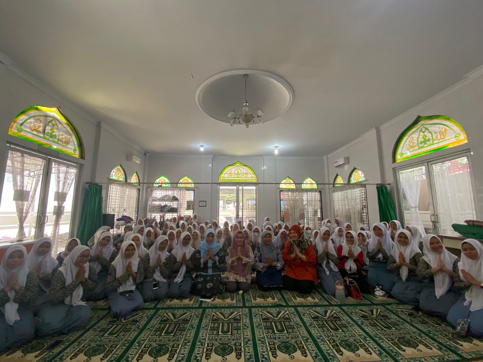 KEGIATAN KEPUTRIAN DI MUSHOLLA SMA NEGERI 5 MEDAN