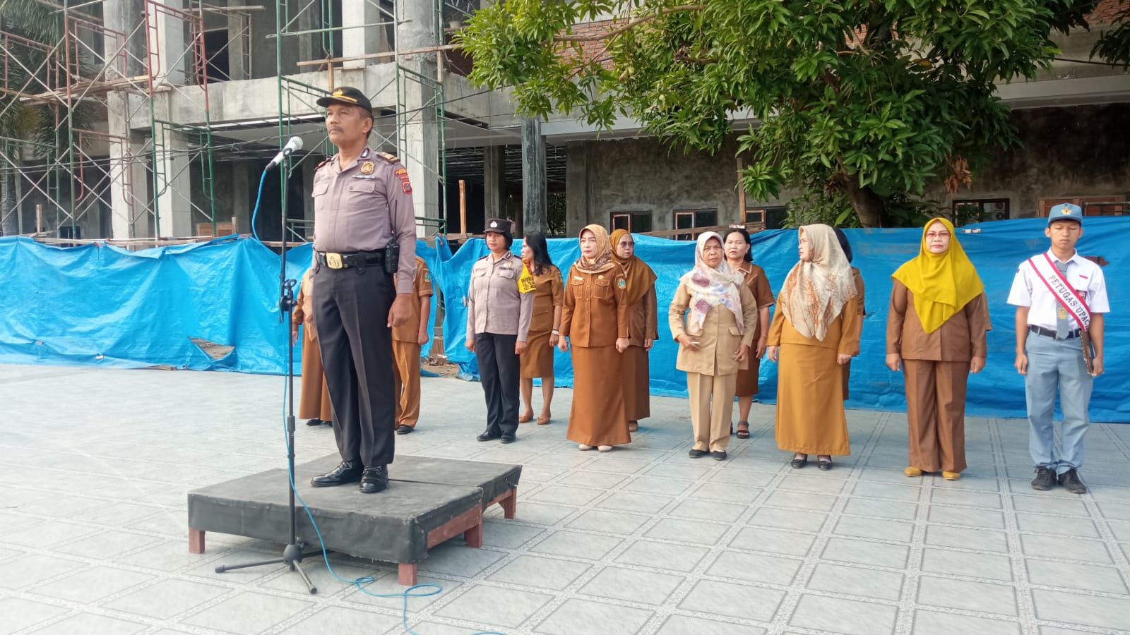 PELAKSANAAN UPACARA BENDERA YANG DIHADIRI OLEH POLSEK MEDAN KOTA