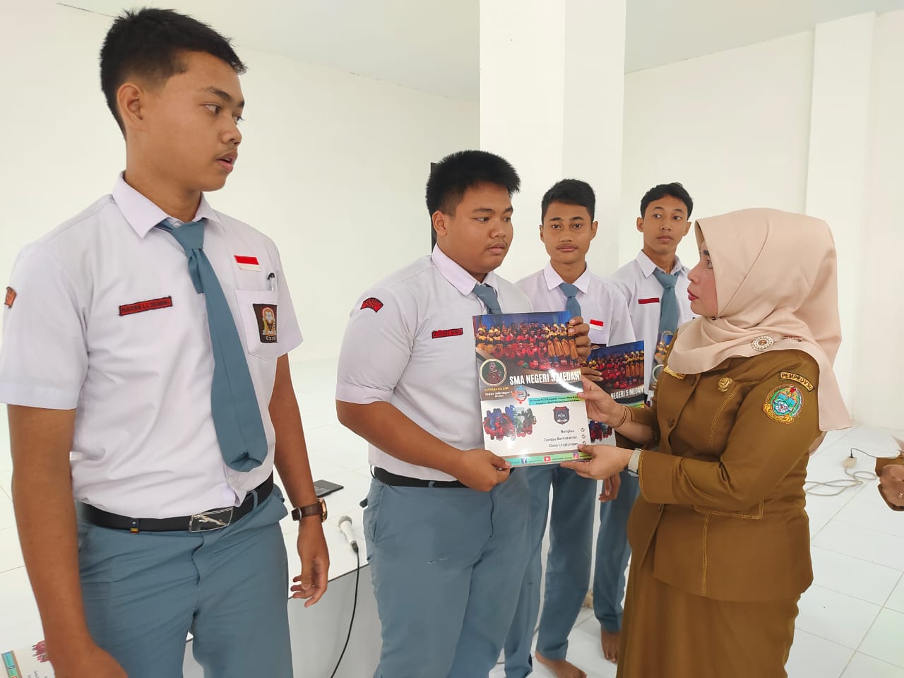 PELAKSANAAN KOMITMEN KELAS XII DALAM MENGIKUTI PROGRAM SEKOLAH PENINGKATAN LITERASI DAN NUMERASI