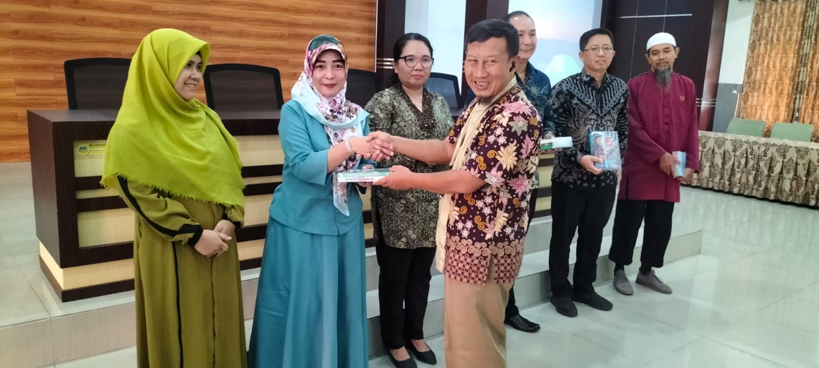 KEPALA SMA NEGERI 5 MEDAN MENDAPATKAN PRESTASI SANGAT UNGGUL DALAM UKBI