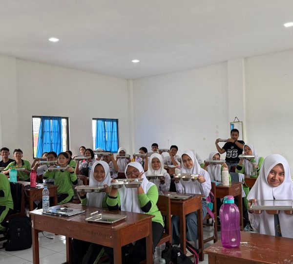 SMA NEGERI 5 MEDAN MENERIMA MAKAN BERGIZI GRATIS (MBG)